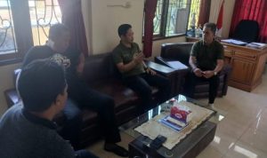 Ket poto: Plt Camat Mendoyo saat mendatangi Perbekel Menyo Dangin Tukad terkait kasus usaha desa Kebebeng Ket poto: Plt Camat Mendoyo saat mendatangi Perbekel Menyo Dangin Tukad terkait kasus usaha desa Kebebeng