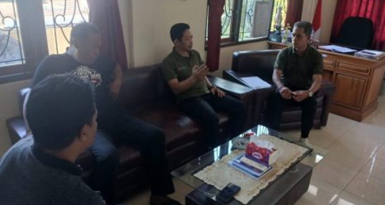 Ket poto: Plt Camat Mendoyo saat mendatangi Perbekel Menyo Dangin Tukad terkait kasus usaha desa Kebebeng