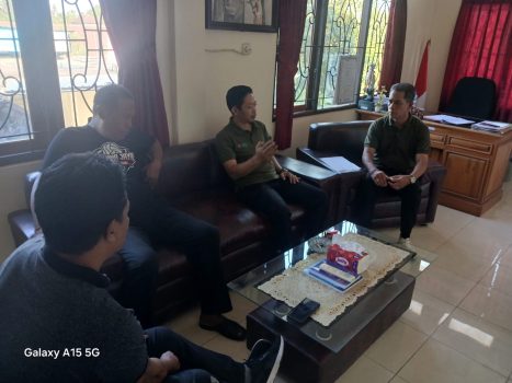 Ket poto: Plt Camat Mendoyo saat mendatangi Perbekel Menyo Dangin Tukad terkait kasus usaha desa Kebebeng