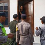 Ket poto: Saat petugas mendatangi salah satu kos-kosan di Kelurahan Gilimanuk dalam sidak duktang