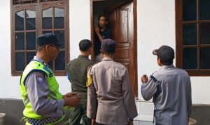 Ket poto: Saat petugas mendatangi salah satu kos-kosan di Kelurahan Gilimanuk dalam sidak duktang
