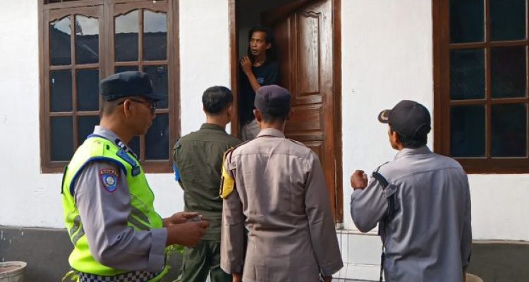 Ket poto: Saat petugas mendatangi salah satu kos-kosan di Kelurahan Gilimanuk dalam sidak duktang