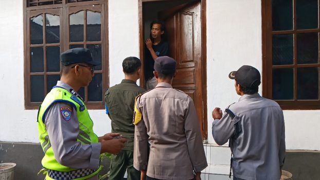 Ket poto: Saat petugas mendatangi salah satu kos-kosan di Kelurahan Gilimanuk dalam sidak duktang