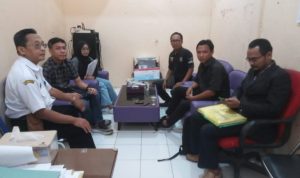 Ket poto: Situasi mediasi di ruang Disnaker Kabupaten Tegal pihak Pekerja yang di dampingi kuasa Hukum bersama pihak kabid Hubungan industri Ket poto: Situasi mediasi di ruang Disnaker Kabupaten Tegal pihak Pekerja yang di dampingi kuasa Hukum bersama pihak kabid Hubungan industri