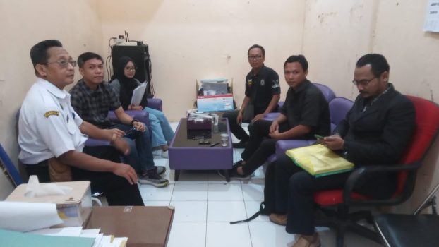 Ket poto: Situasi mediasi di ruang Disnaker Kabupaten Tegal pihak Pekerja yang di dampingi kuasa Hukum bersama pihak kabid Hubungan industri