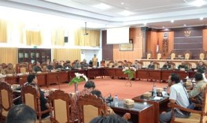 Ket poto: DPRD Jembrana menerima audensi dari 3 aliansi sopir terkait kemacetan di Penyeberangan Gilimanuk Ketapang Ket poto: DPRD Jembrana menerima audensi dari 3 aliansi sopir terkait kemacetan di Penyeberangan Gilimanuk Ketapang