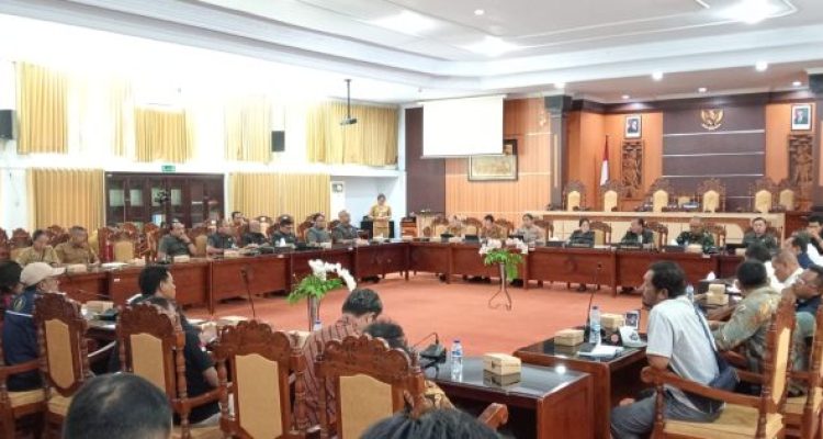 Ket poto: DPRD Jembrana menerima audensi dari 3 aliansi sopir terkait kemacetan di Penyeberangan Gilimanuk Ketapang Ket poto: DPRD Jembrana menerima audensi dari 3 aliansi sopir terkait kemacetan di Penyeberangan Gilimanuk Ketapang