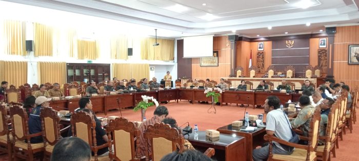 Ket poto: DPRD Jembrana menerima audensi dari 3 aliansi sopir terkait kemacetan di Penyeberangan Gilimanuk Ketapang