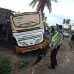 Ket poto: Kondisi kendaraan bus usai menabrak pengendara sepeda motor di Kecamatan Melaya