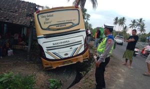 Ket poto: Kondisi kendaraan bus usai menabrak pengendara sepeda motor di Kecamatan Melaya Ket poto: Kondisi kendaraan bus usai menabrak pengendara sepeda motor di Kecamatan Melaya