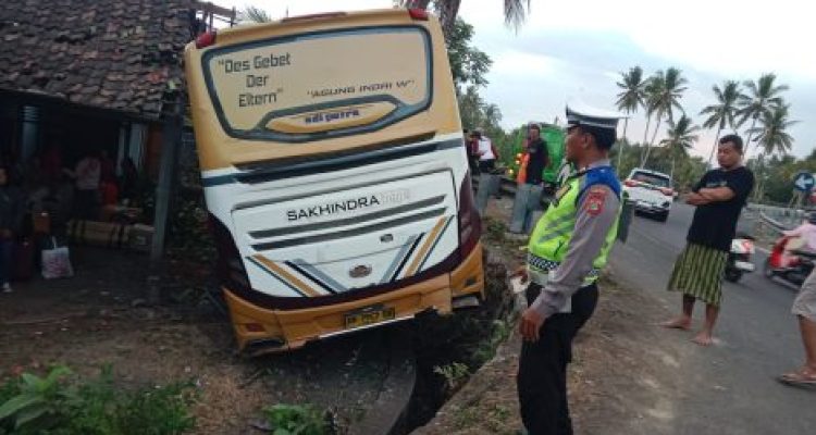 Ket poto: Kondisi kendaraan bus usai menabrak pengendara sepeda motor di Kecamatan Melaya