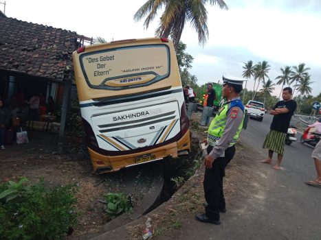 Ket poto: Kondisi kendaraan bus usai menabrak pengendara sepeda motor di Kecamatan Melaya