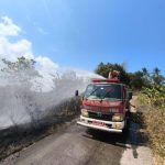 Ket poto: Damkar Jembrana padamkan api di lahan Eks PT KBS di Pekutatan Ket poto: Damkar Jembrana padamkan api di lahan Eks PT KBS di Pekutatan