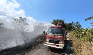 Ket poto: Damkar Jembrana padamkan api di lahan Eks PT KBS di Pekutatan Ket poto: Damkar Jembrana padamkan api di lahan Eks PT KBS di Pekutatan