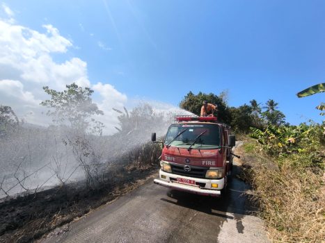 Ket poto: Damkar Jembrana padamkan api di lahan Eks PT KBS di Pekutatan