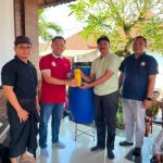 Ket poto: Penyerahan Sistem Organik Tong Universitas Triatma Mulya PSDKU Jembrana kepada Perbekel Batuagung