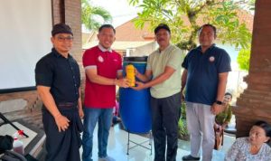 Ket poto: Penyerahan Sistem Organik Tong Universitas Triatma Mulya PSDKU Jembrana kepada Perbekel Batuagung Ket poto: Penyerahan Sistem Organik Tong Universitas Triatma Mulya PSDKU Jembrana kepada Perbekel Batuagung