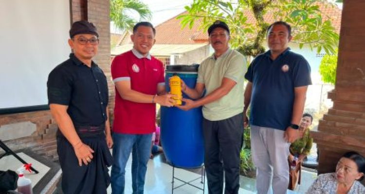 Ket poto: Penyerahan Sistem Organik Tong Universitas Triatma Mulya PSDKU Jembrana kepada Perbekel Batuagung Ket poto: Penyerahan Sistem Organik Tong Universitas Triatma Mulya PSDKU Jembrana kepada Perbekel Batuagung