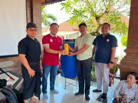Ket poto: Penyerahan Sistem Organik Tong Universitas Triatma Mulya PSDKU Jembrana kepada Perbekel Batuagung