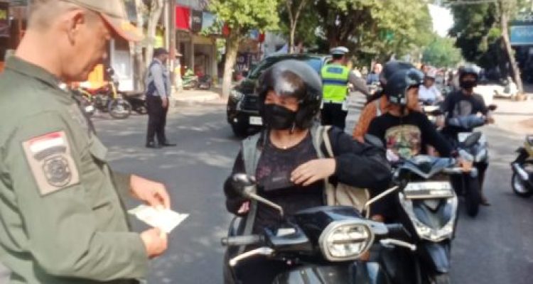 Ket poto: Tim Gabungan saat mengadakan operasi kendaraan di Kecamatan Negara