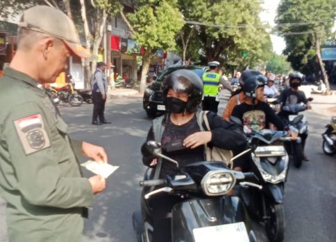 Ket poto: Tim Gabungan saat mengadakan operasi kendaraan di Kecamatan Negara