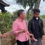 Ket poto: Ketua Komisi II DPRD Kabupaten Jembrana, I Ketut Suastika bersama korban (baju hitam) saat cek kabel yang menjerat leher korban di Desa Tuwed, Melaya