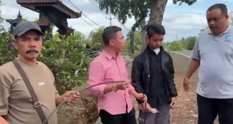 Ket poto: Ketua Komisi II DPRD Kabupaten Jembrana, I Ketut Suastika bersama korban (baju hitam) saat cek kabel yang menjerat leher korban di Desa Tuwed, Melaya