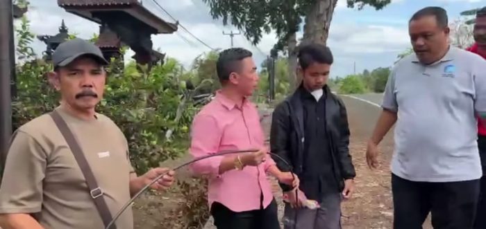 Ket poto: Ketua Komisi II DPRD Kabupaten Jembrana, I Ketut Suastika bersama korban (baju hitam) saat cek kabel yang menjerat leher korban di Desa Tuwed, Melaya