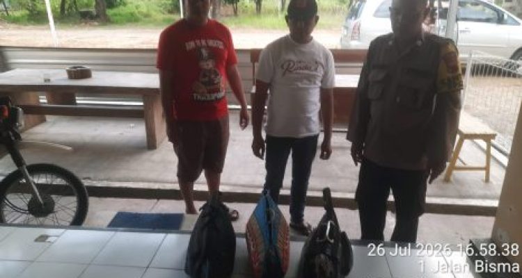 Ket poto: Polisi sita ayam aduan di lokasi