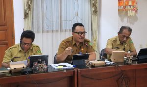 Ket poto: Kepala BPKAD Jembrana I Gede Gusdiendi bersama Sekretaris Daerah (Sekda) Kabupaten Jembrana I Made Budiasa