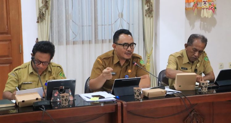 Ket poto: Kepala BPKAD Jembrana I Gede Gusdiendi bersama Sekretaris Daerah (Sekda) Kabupaten Jembrana I Made Budiasa