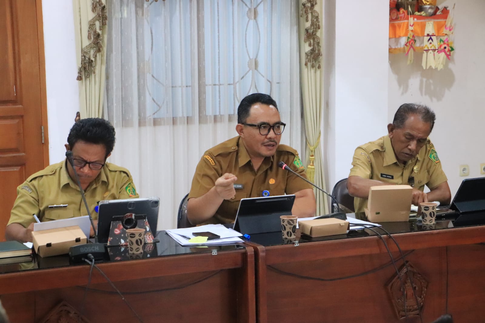 Ket poto: Kepala BPKAD Jembrana I Gede Gusdiendi bersama Sekretaris Daerah (Sekda) Kabupaten Jembrana I Made Budiasa