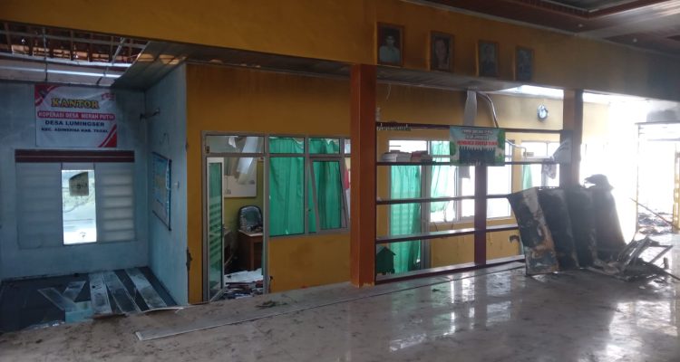 Ket poto: Tampak ruangan Arsip Desa lumingser yang rusak akibat kebakaran di malam hari Ket poto: Tampak ruangan Arsip Desa lumingser yang rusak akibat kebakaran di malam hari