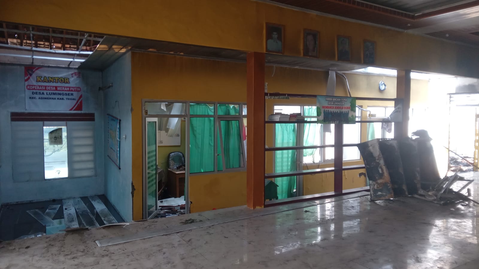 Ket poto: Tampak ruangan Arsip Desa lumingser yang rusak akibat kebakaran di malam hari