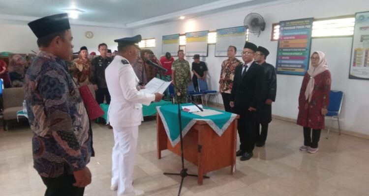 Ket poto: Prosesi foto pengangkatan sumpah jabatan perangkat Desa Cangkring Kecamatan Talang Kabupaten Tegal