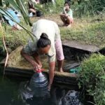 Ket poto: Beberapa warga mengambil air di kubangan untuk air minum dan mandi