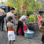 Ket poto: Anggota Polres Jembrana saat menyalurkan air bersih ke warga di Banjar Bendel Ket poto: Anggota Polres Jembrana saat menyalurkan air bersih ke warga di Banjar Bendel