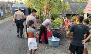 Ket poto: Anggota Polres Jembrana saat menyalurkan air bersih ke warga di Banjar Bendel Ket poto: Anggota Polres Jembrana saat menyalurkan air bersih ke warga di Banjar Bendel