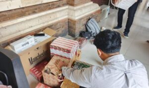 Ket poto: Petugas Bea Cukai menerima barang bukti di Polres Jembrana Ket poto: Petugas Bea Cukai menerima barang bukti di Polres Jembrana
