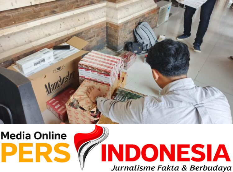 Ket poto: Petugas Bea Cukai menerima barang bukti di Polres Jembrana