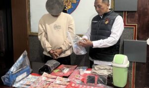 Ket poto: Terduga pelaku pengedar sabu dan ektasi diamankan Polisi beserta barang bukti