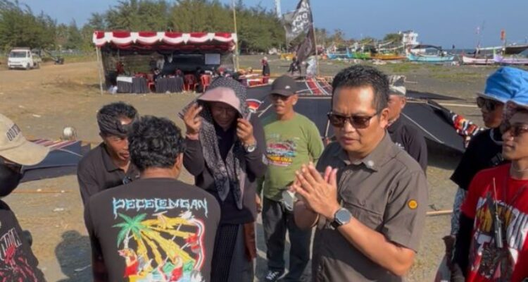 Ket poto: Bupati Jembrana I Made Kembang Hartawan saat meninjau Lomba Layang-layang di Desa Pengambengan