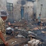 Ket Poto: Tanpak rumah ibu jamilah yang porak poranda dan tersisa puing puing dan asap masih mengepul Ket Poto: Tanpak rumah ibu jamilah yang porak poranda dan tersisa puing puing dan asap masih mengepul