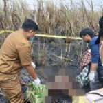 Ket poto: Petugas aevakuasi jenazah luka bakar di Area Persawahan Warureja
