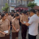 Ket poto: penyerahan dana pendidikan Lima siswa SMA Negeri 1 Negara yang ikut Kompetisi Esai Internasional di Malaysia Ket poto: penyerahan dana pendidikan Lima siswa SMA Negeri 1 Negara yang ikut Kompetisi Esai Internasional di Malaysia