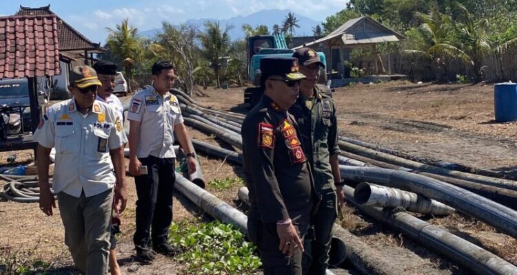 Ket poto: Petugas Satpol PP Jembrana satroni Tambak Udang di Desa Perancak Ket poto: Petugas Satpol PP Jembrana satroni Tambak Udang di Desa Perancak