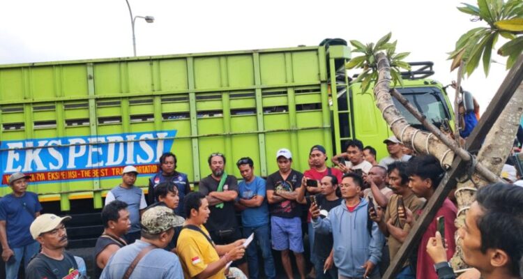 Ket poto: Saat para sopir demo di Gilimanuk, Jembrana Ket poto: Saat para sopir demo di Gilimanuk, Jembrana