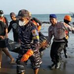Ket poto: Tim Sar gabungan evakuasi korban dari atas kapal