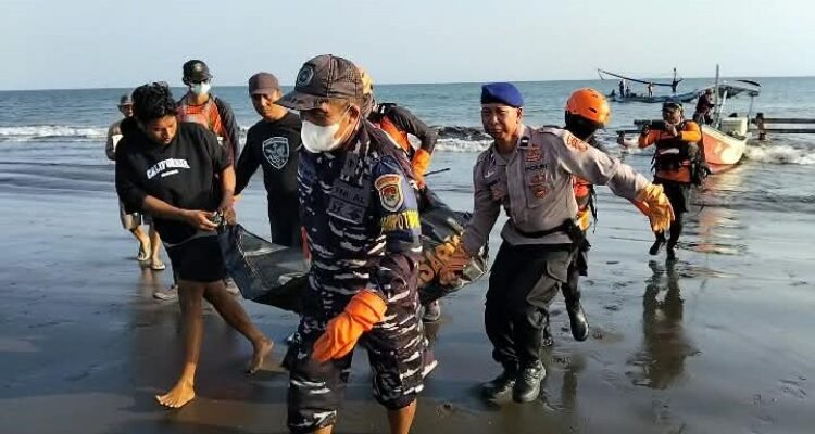 Ket poto: Tim Sar gabungan evakuasi korban dari atas kapal