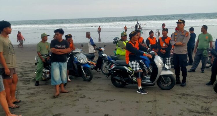 Ket poto: Aparat Gabungan bubarkan aksi trek-trekan di Pantai Yeh Kuning Ket poto: Aparat Gabungan bubarkan aksi trek-trekan di Pantai Yeh Kuning
